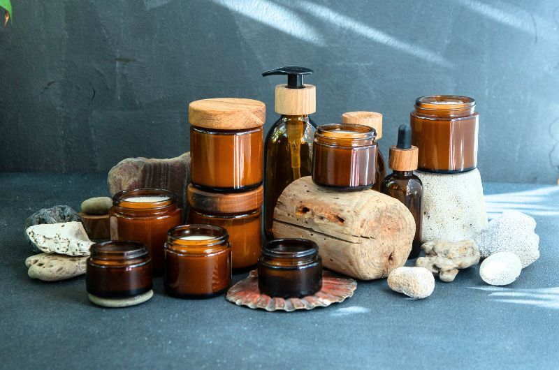 Blogikuva-purkkeja-ja-pulloja-kasassa-ihokeskus